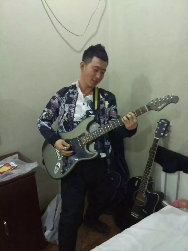 小吉他的第一张照片--贵阳相亲服务中心