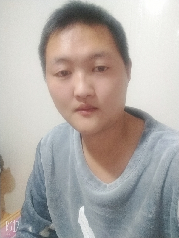 烟圈里透着伤的第二张照片--贵阳相亲服务中心