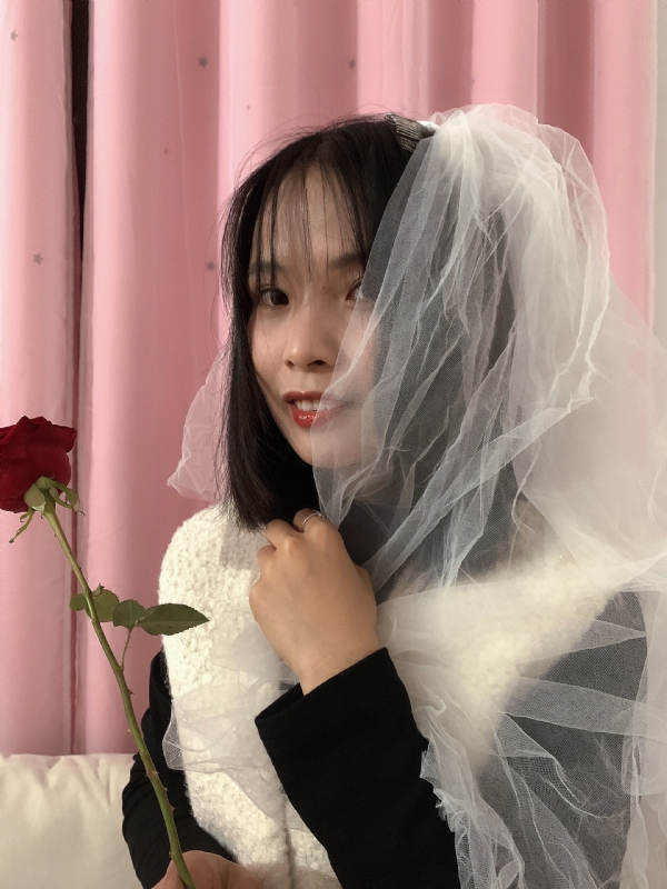 持紫菜包饭的女孩的第一张照片--贵阳相亲服务中心