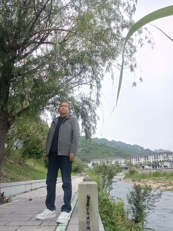 飞雪飘零的第一张照片--贵阳相亲服务中心